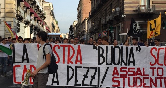 Scuola, il corteo del Cervantes |”La scuola cade a pezzi”