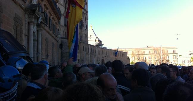 Via i soldi per Università, bollette e altri precari | Stop all’emendamento-bluff “salva-Forestali”