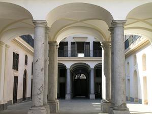 Paura nel centro di Palermo | Crolla parte di un cornicione