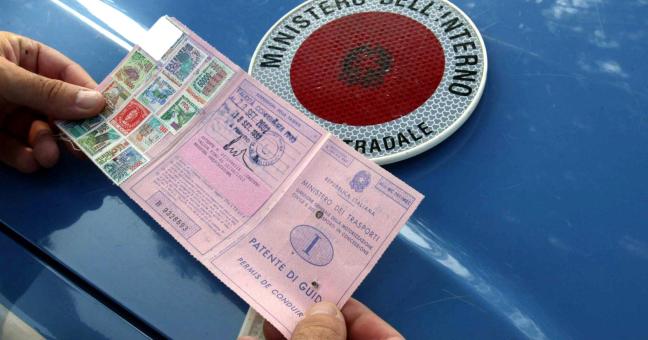 Senza patente, noleggia un’auto | Giovane denunciato dalla polizia