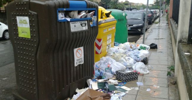 “Via Rallo, cumuli di rifiuti| davanti alla scuola”