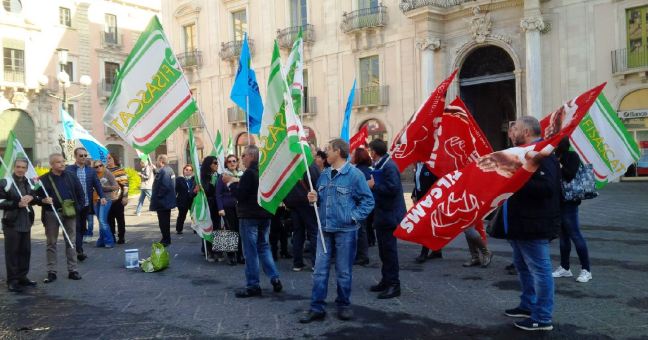 Manca il contratto, la protesta |dei dipendenti della SoStare