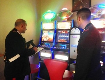 Carabinieri, controllo sale gioco |No autorizzazioni e slot truccate