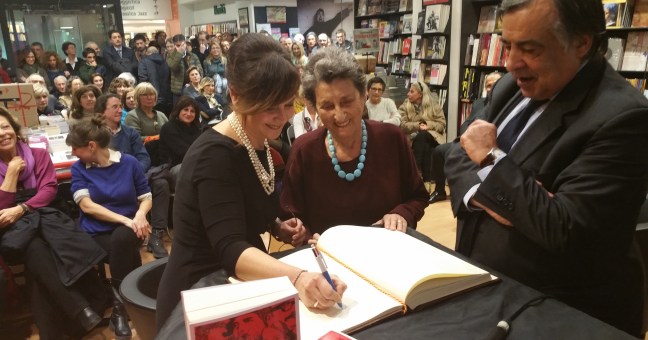Feltrinelli compie 30 anni| Firma sul libro d’onore cittadino