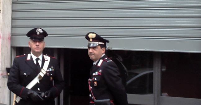 Sorpreso a rubare in un garage | Bloccato da padre e figlio