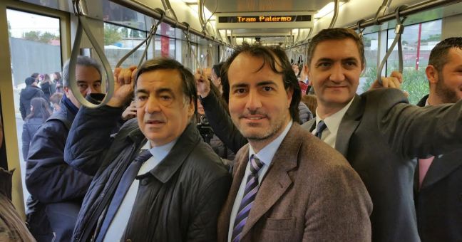 Gli studenti “battezzano”| i convogli del tram