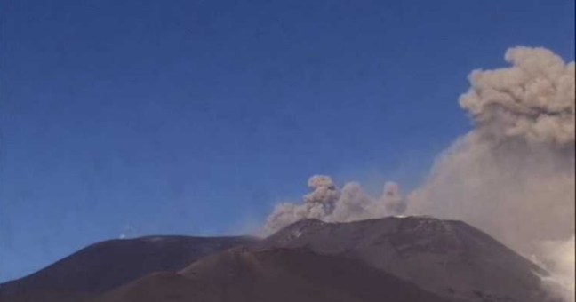 Etna, ancora emissioni di cenere |Aeroporto operativo con limitazioni