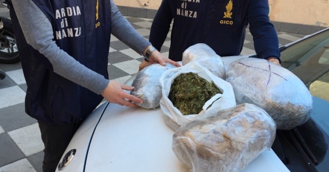 In auto con 5 chili di mariujana |Finanza arresta 50enne
