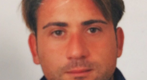 Si lancia dal primo piano | per fuggire alla cattura