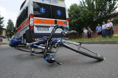 Ciclista contro un’auto | Morto sul colpo