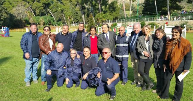 Riapre la struttura equestre