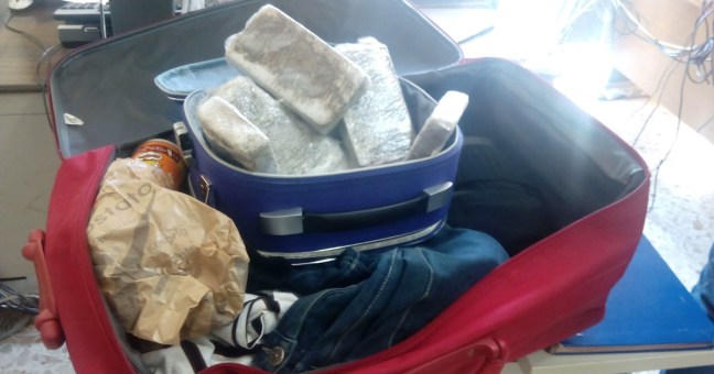 Due chili e mezzo di droga sul bus: | 26enne fermato dalla Finanza