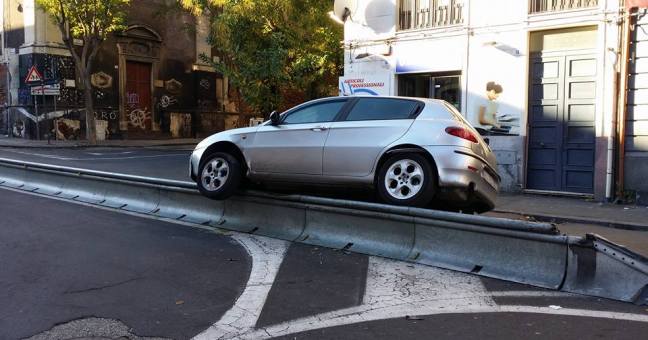 Auto “vola” sopra spartitraffico |L’incidente in via S. Maddalena