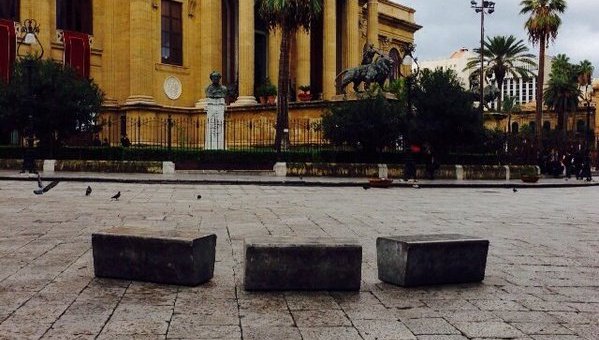 Nuove panchine in piazza Verdi| di fronte al Teatro Massimo