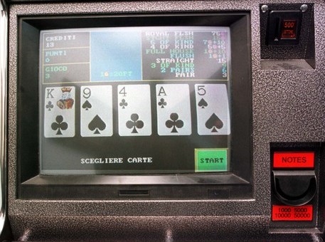 Controlli nei centri scommesse |Denunciato titolare di agenzia