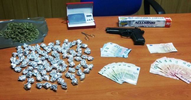 Deteneva droga nonostante| i domiciliari: 18enne in cella