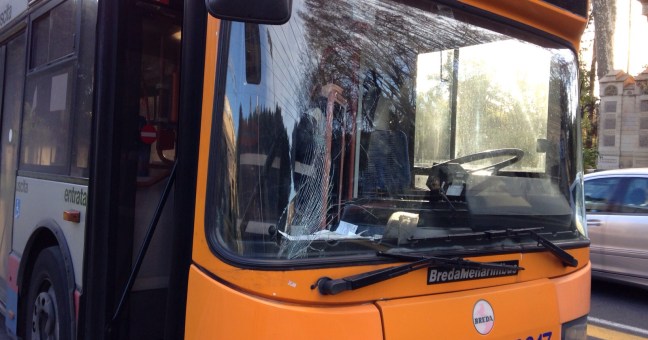 Investita dal bus in piazza Roma |Studentessa in prognosi riservata