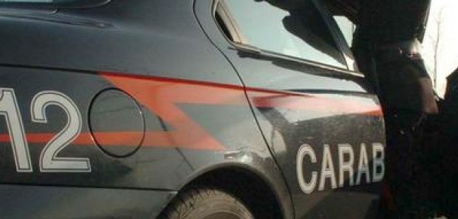 Strangola la moglie | E aspetta i carabinieri
