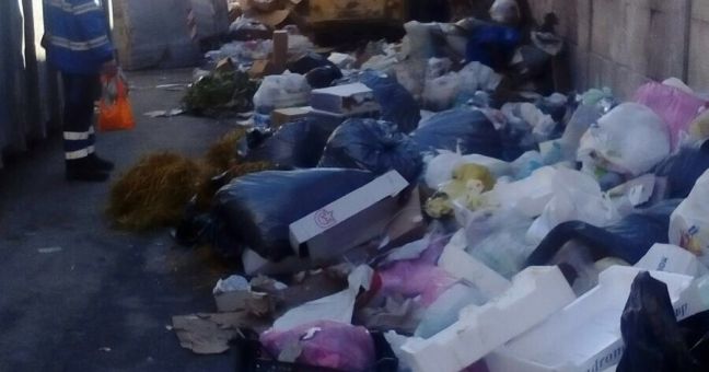 Via Zuccarelli, un’eterna discarica |Romano: “Chiudiamo la strada”