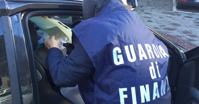 Finanza sequestra un chilo di eroina |Arrestati due corrieri della droga