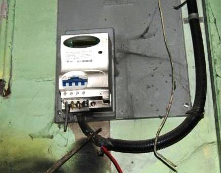 Furto di luce in una palazzina | Dieci denunciati alla Kalsa