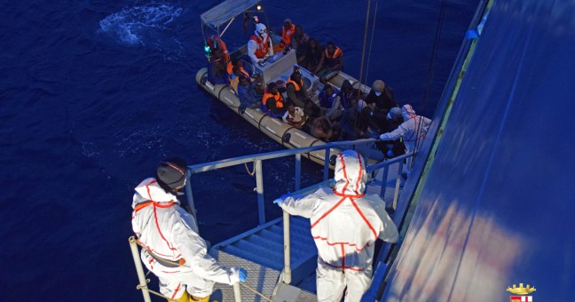 Migranti, emergenza senza fine | Soccorsi 731 profughi, 4 morti