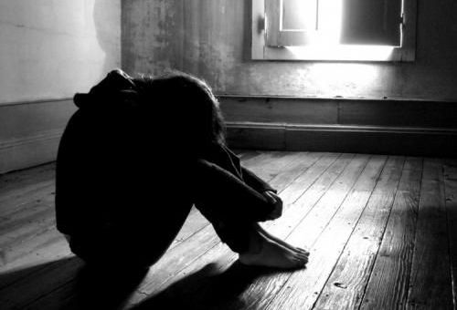Ha nascosto gli abusi alla figlia | Condannata e arrestata