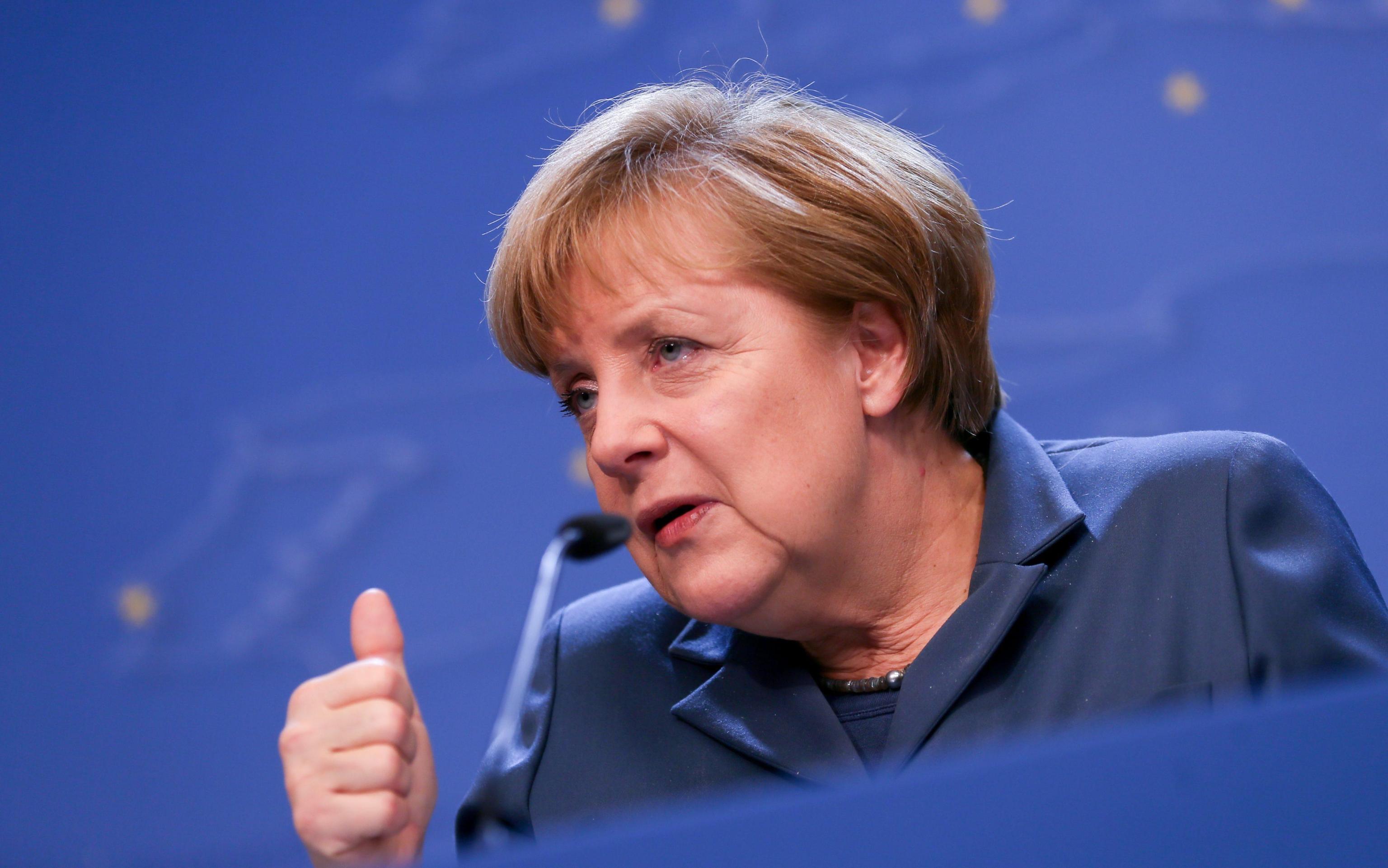 Che Merkel Che schiaffone | Povera Angela...