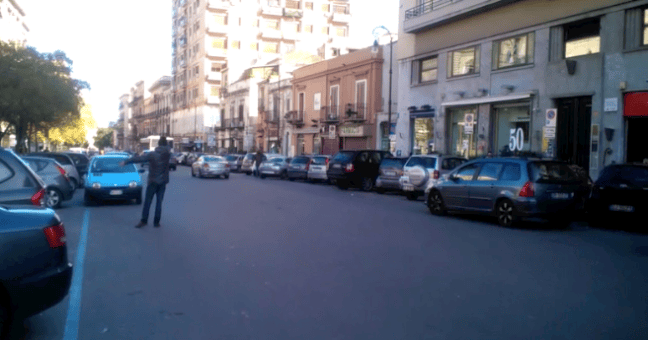 Ubriaco e in controsenso | Investe due giovani e fugge