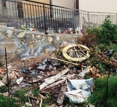 Brucia bare e rifiuti speciali |Denunciato dai carabinieri