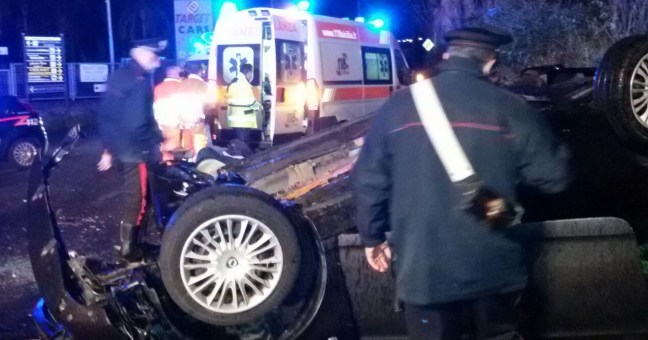 Ruba auto, si schianta contro muro |Prognosi riservata per 21enne