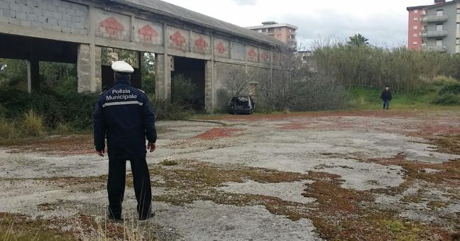 Blitz dei vigili in via Da Vinci | Sigilli a una mega discarica