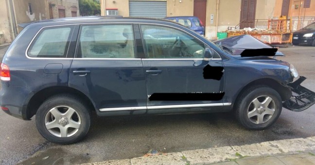 Finisce contro un palo del tram | Abbandona l’auto e scappa