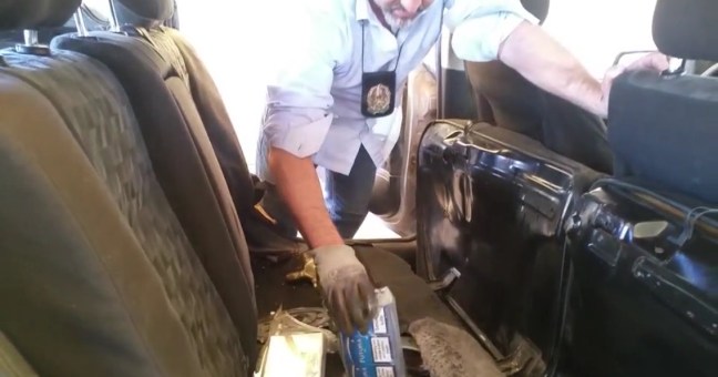 Sigarette nascoste in auto | Contrabbandiere denunciato