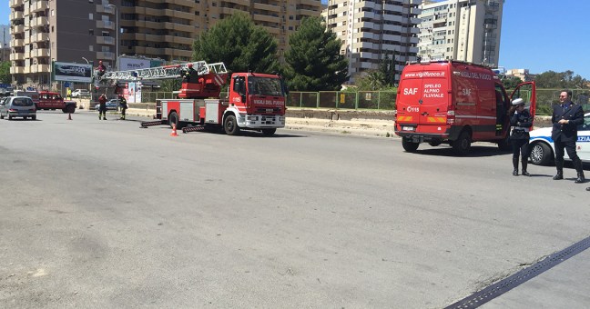 Via Autonomia Sicilia| Intervento dei vigili sul ponte