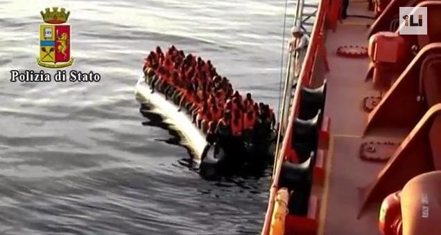La nave dei migranti | nel porto di Augusta