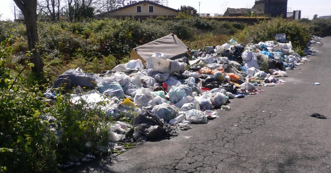 Telecamere e recinzioni |sulle vie trasformate in discarica