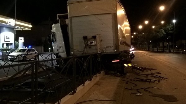Tir travolge la linea 4 del tram | Ripristinato il servizio