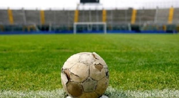 Spruzza lo spray | in faccia a un calciatore