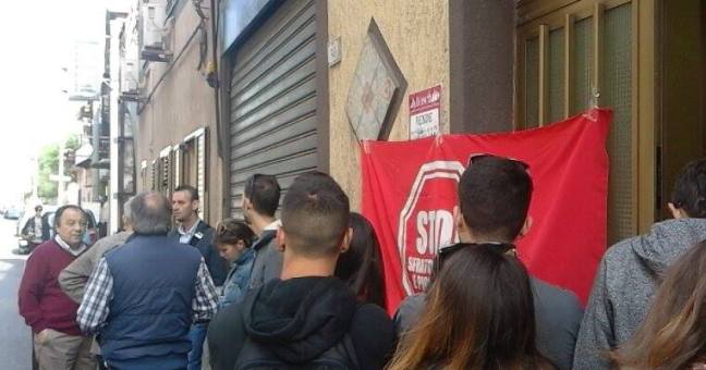 Il Comitato Prendocasa | blocca lo sfratto di una famiglia