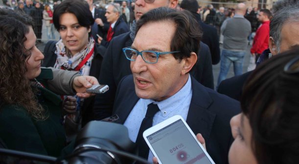 In tv il mistero del suo stipendio | E Crocetta si “impappina” di nuovo
