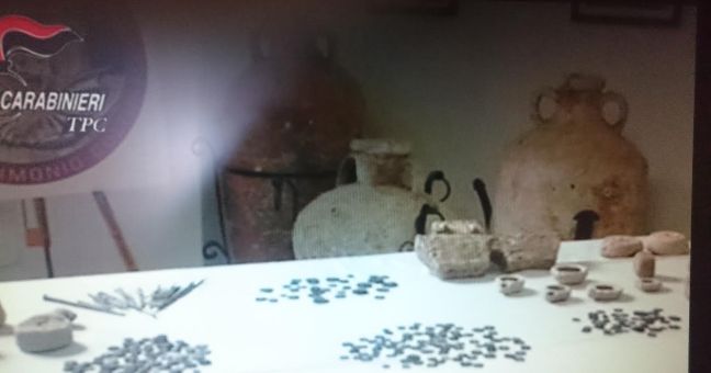 Traffico di reperti archeologici | Due arresti e 22 denunciati