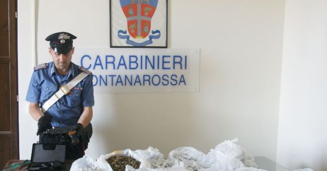 Librino, in cantina abbandonata | armi, cartucce e droga