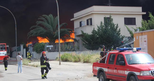 Le fiamme al capannone ‘Progeo’ | L’azienda: “Incendio doloso”