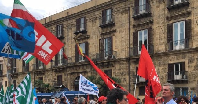 “Precari, basta soluzioni tampone” | Sindaci e lavoratori in piazza