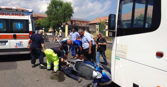 Scooter finisce sotto l’autobus |In ospedale 28enne