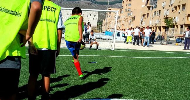 Festa per i bambini allo Zen | Inaugurato il campo di calcio