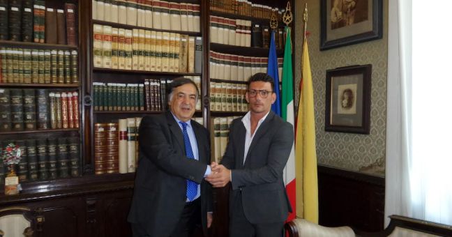 Pergamena a Benny Cannata| La consegna del sindaco Orlando
