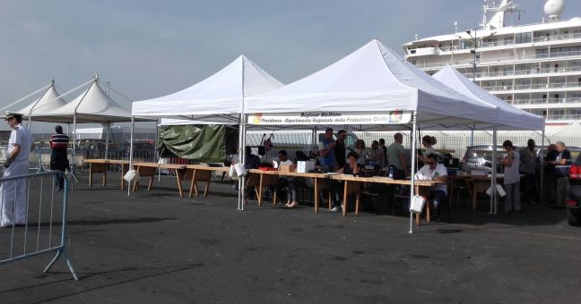 Porto, sbarcati 841 migranti |Sulla nave anche un cadavere