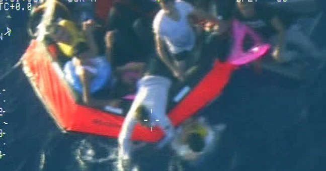 Barca si capovolge in mare | Cinque morti, tra cui due bimbe